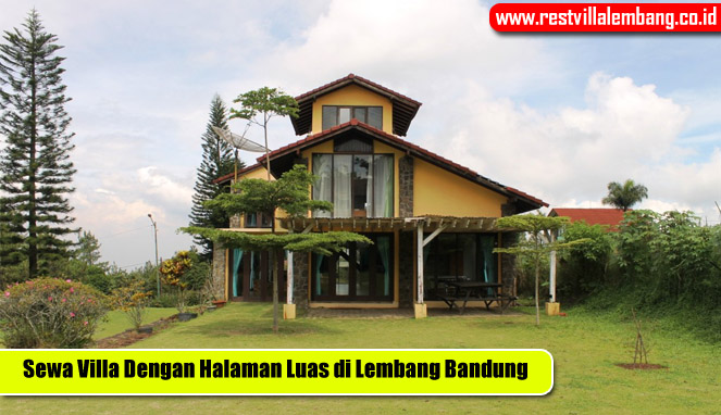 Villa Dengan Halaman Luas di Bandung