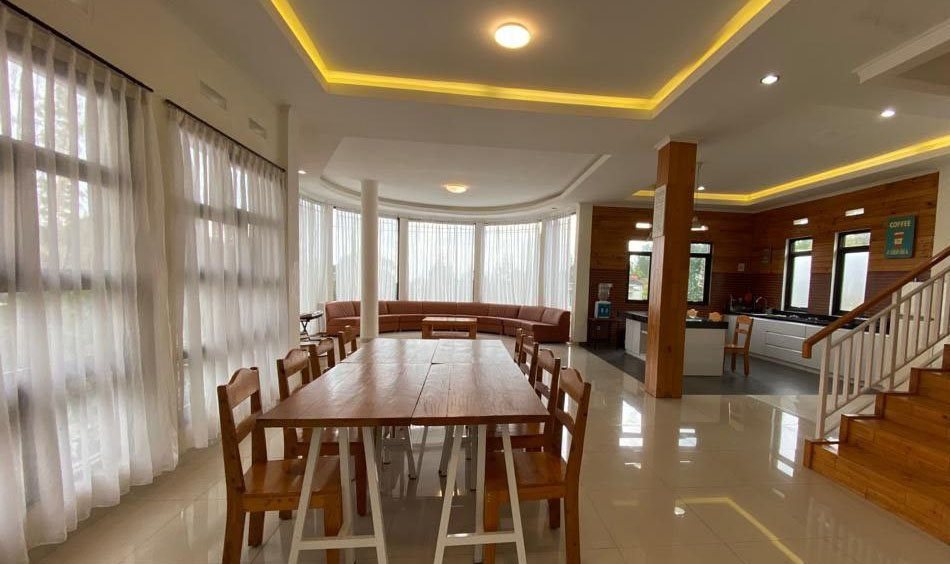 ruang makan villa mazel lembang
